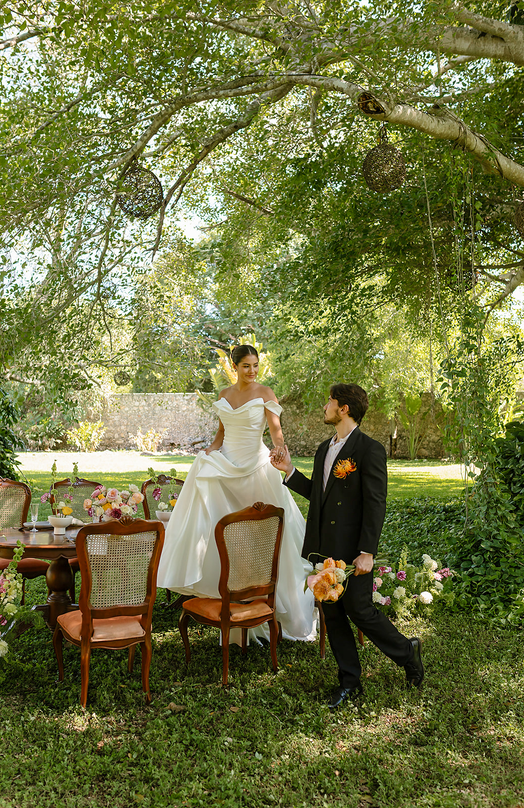 Pareja de novios celebrando en Hacienda Yaxnic