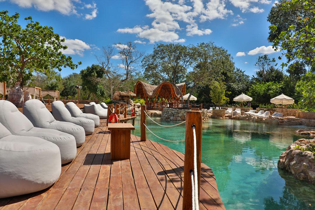 Vista al Cenote — agua turquesa con plataformas de madera