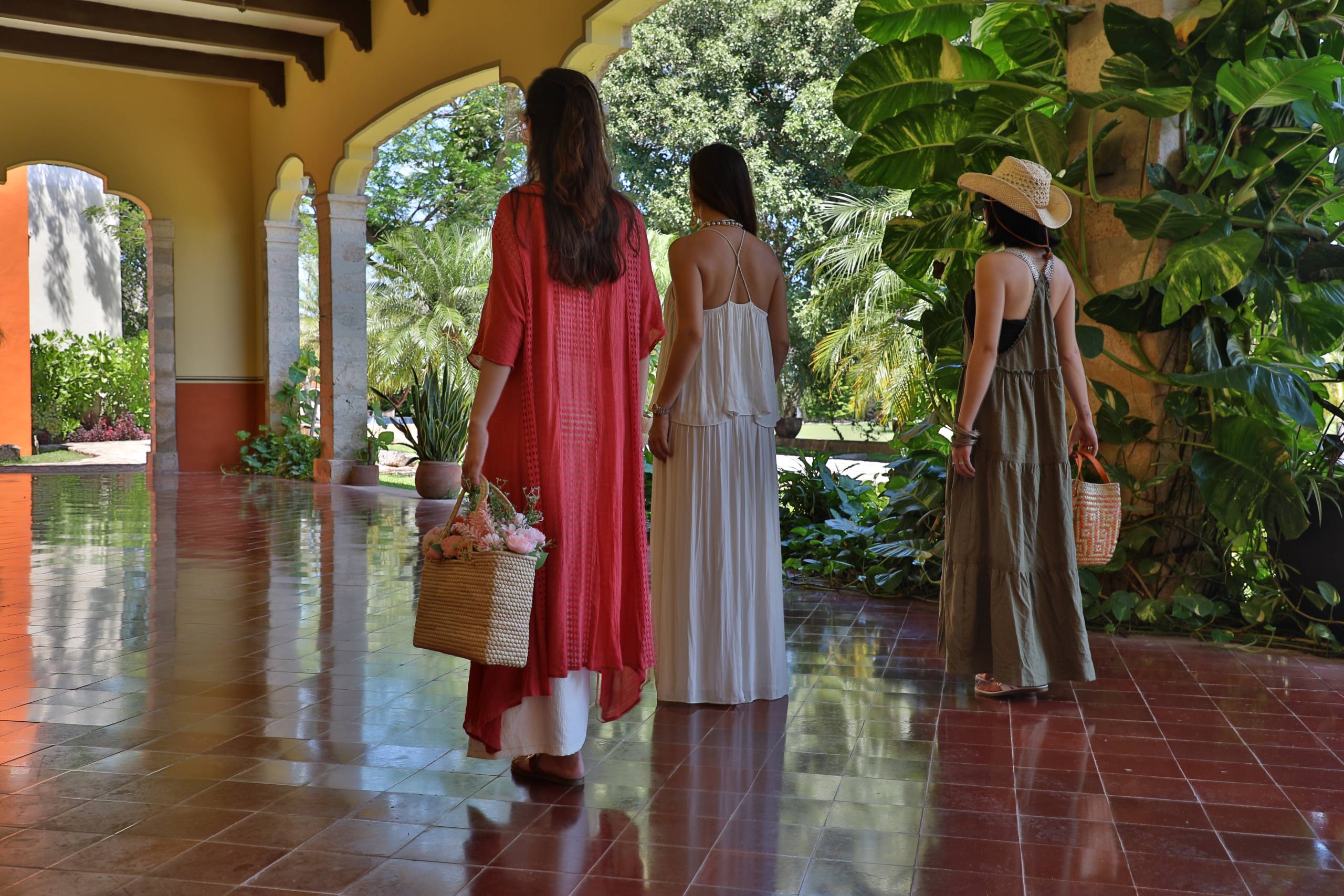 Modelos paseando por los pasillos