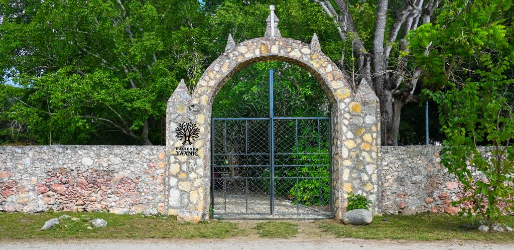 Entrance of Hacienda Yaxnic in Yucatán: open location in Google Maps
